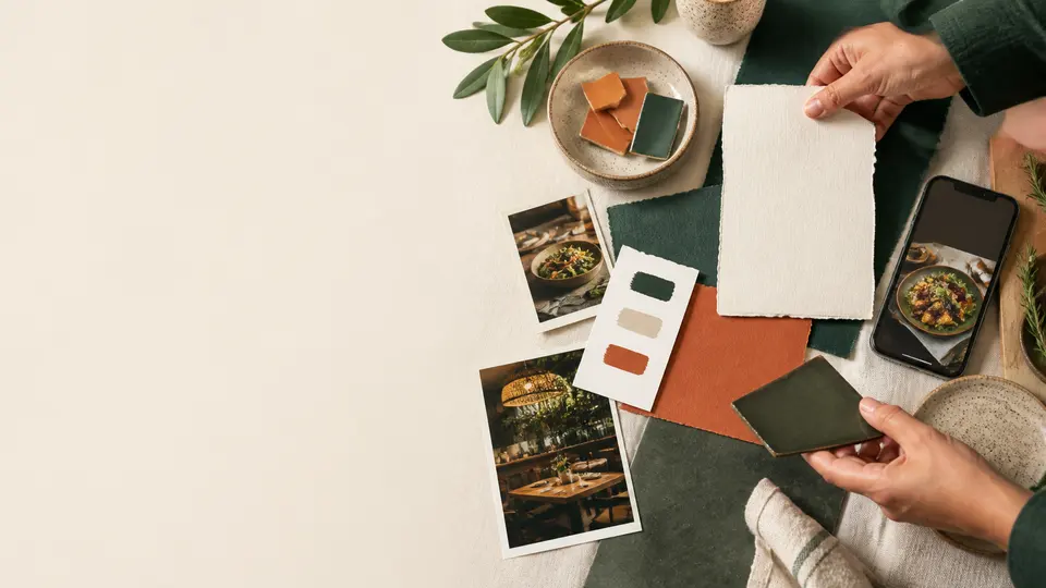 Moodboard aus Farben Fotos und Materialien für die Markenstimme